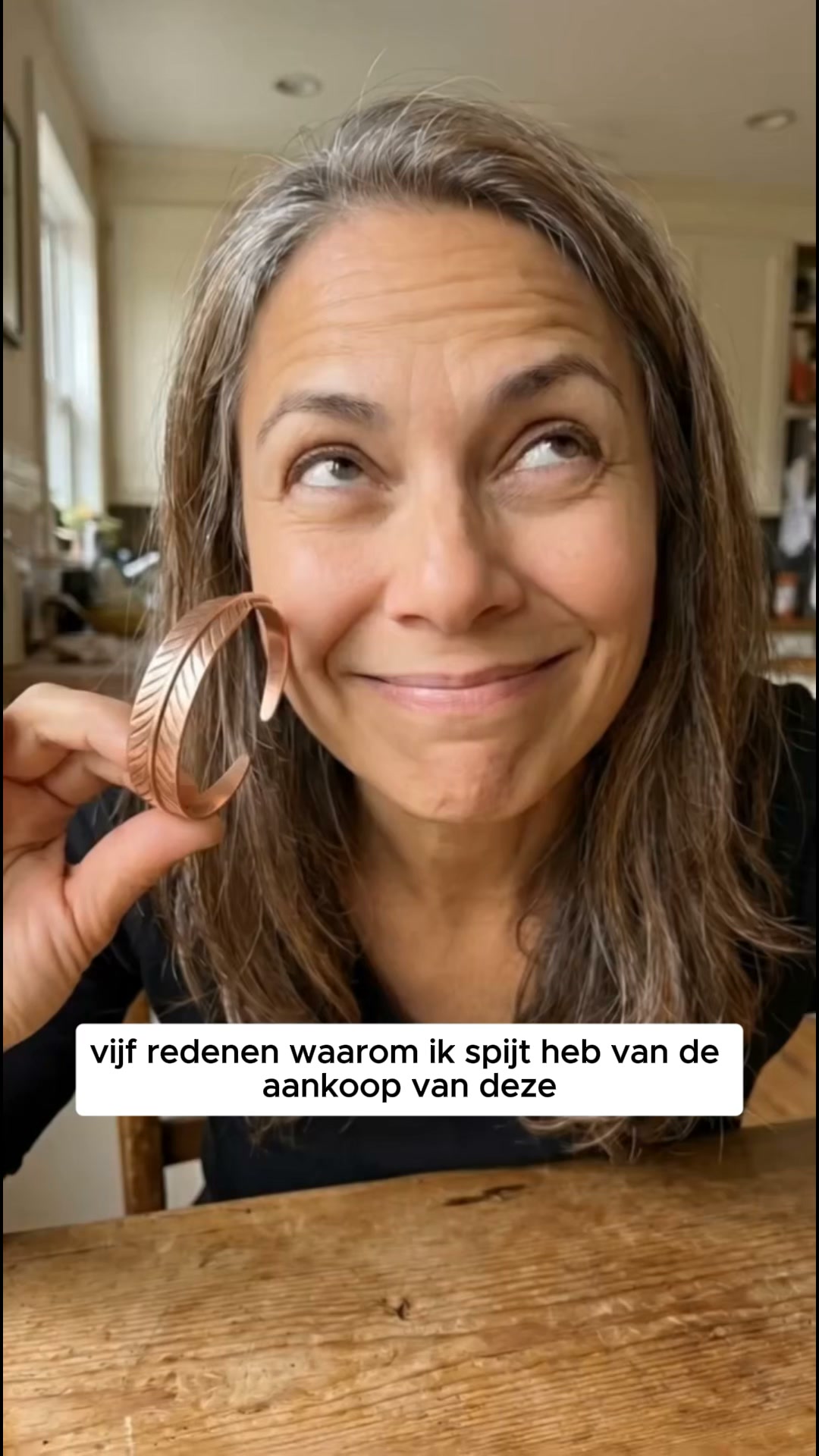 Mijn dochter gaf me een koperen armband voor mijn 64e verjaardag.