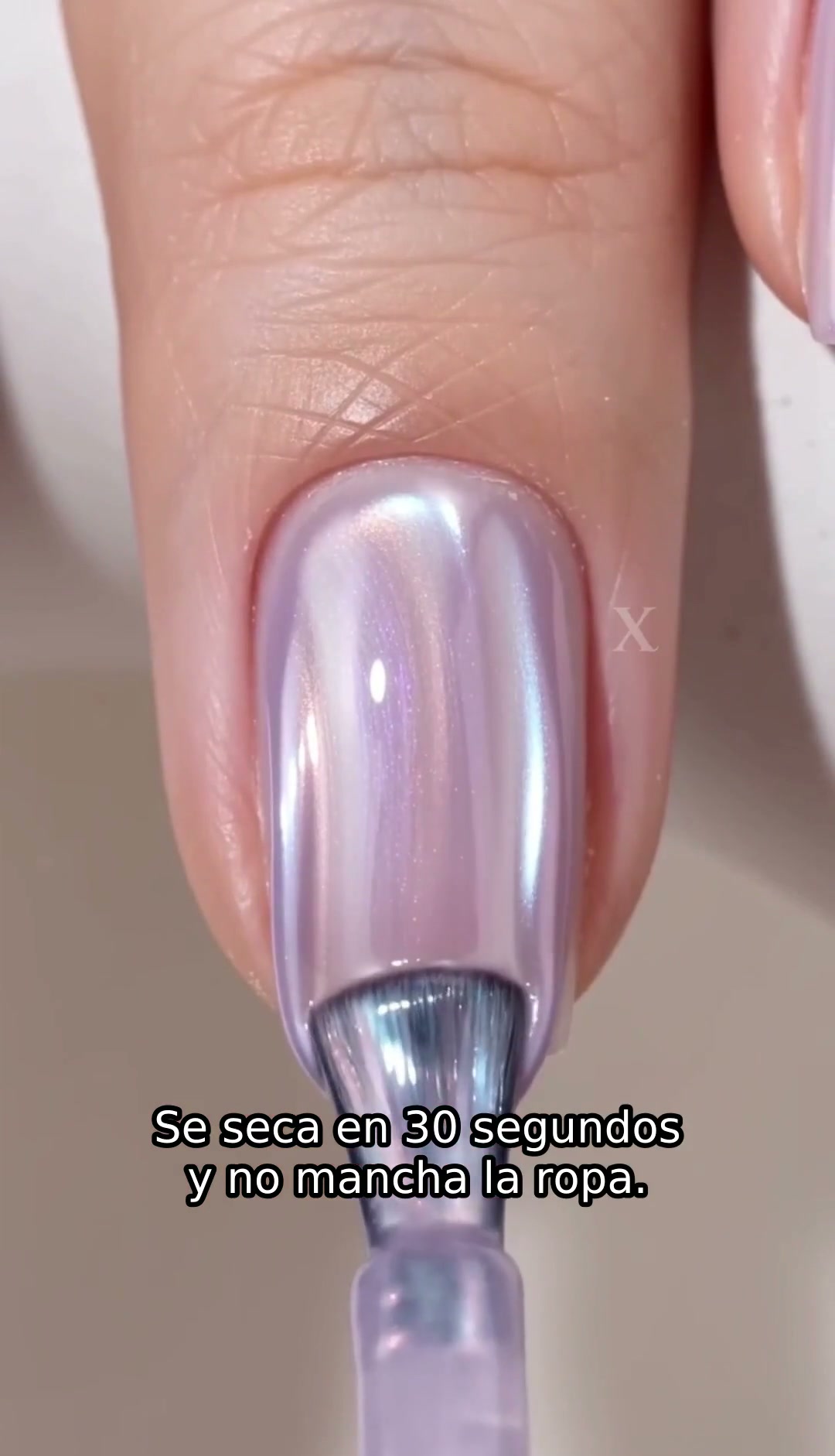 ¿Uñas débiles? Dales fuerza y brillo espejo