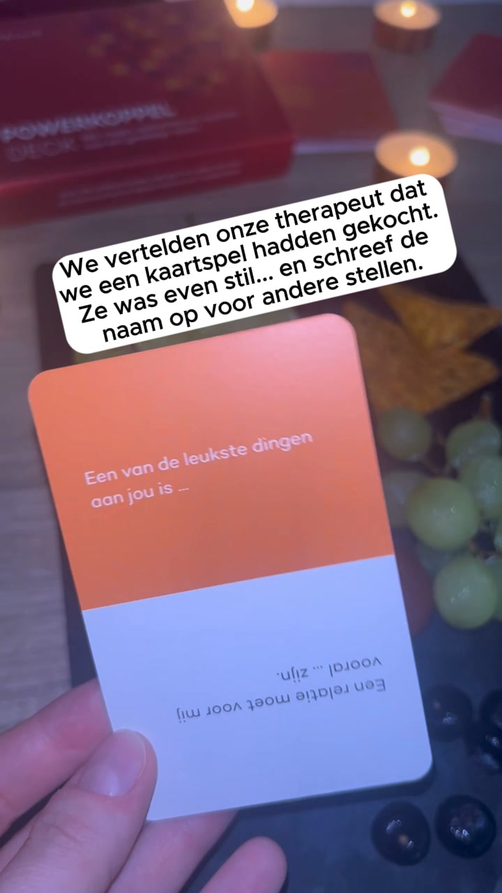 Je zit naast elkaar op de bank