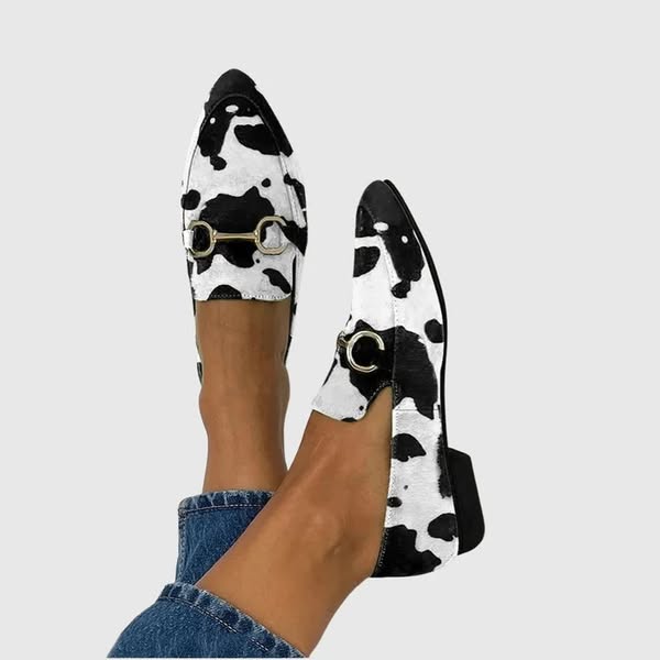 ¿Sabéis lo difícil que es encontrar un zapato bonito que no destroce los pies? Estos mocasines son la excepción. Estampado de vaca, hebilla