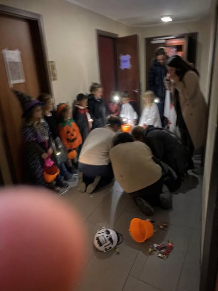 Ils croyaient que ça faisait partie du déguisement.