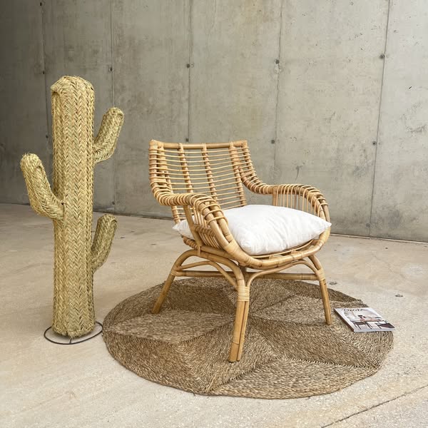 Sillón de mimbre y bambú de jardín o terraza