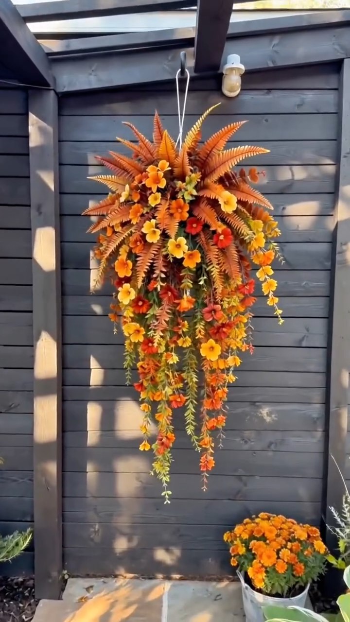 Künstlicher Herbst-Hängekorb – Herbstliche Dekoration für Veranda und Tür