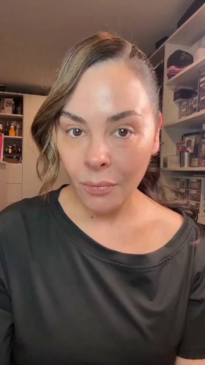 Eyeshadow that lifts your lids over time