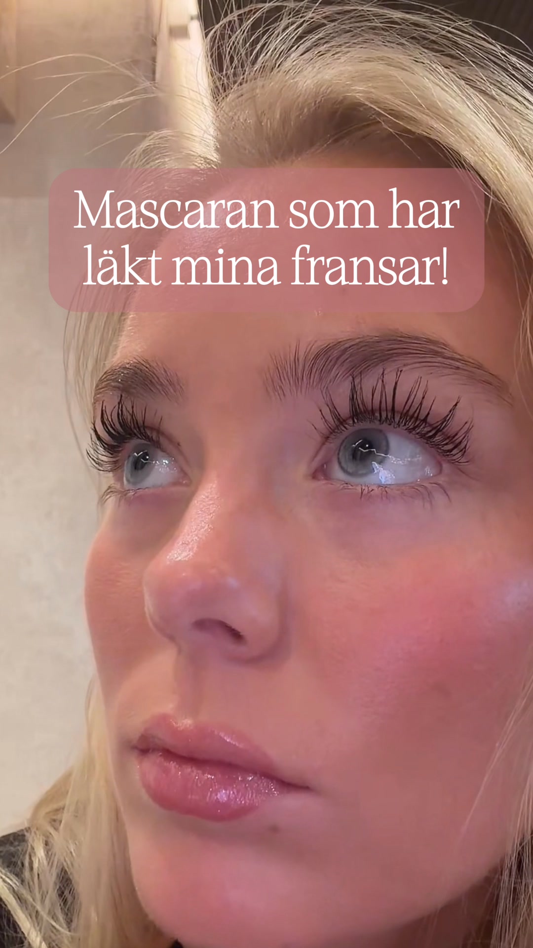 Revolutionerande hybrid av serum och mascara, för längre och fylligare fransar.