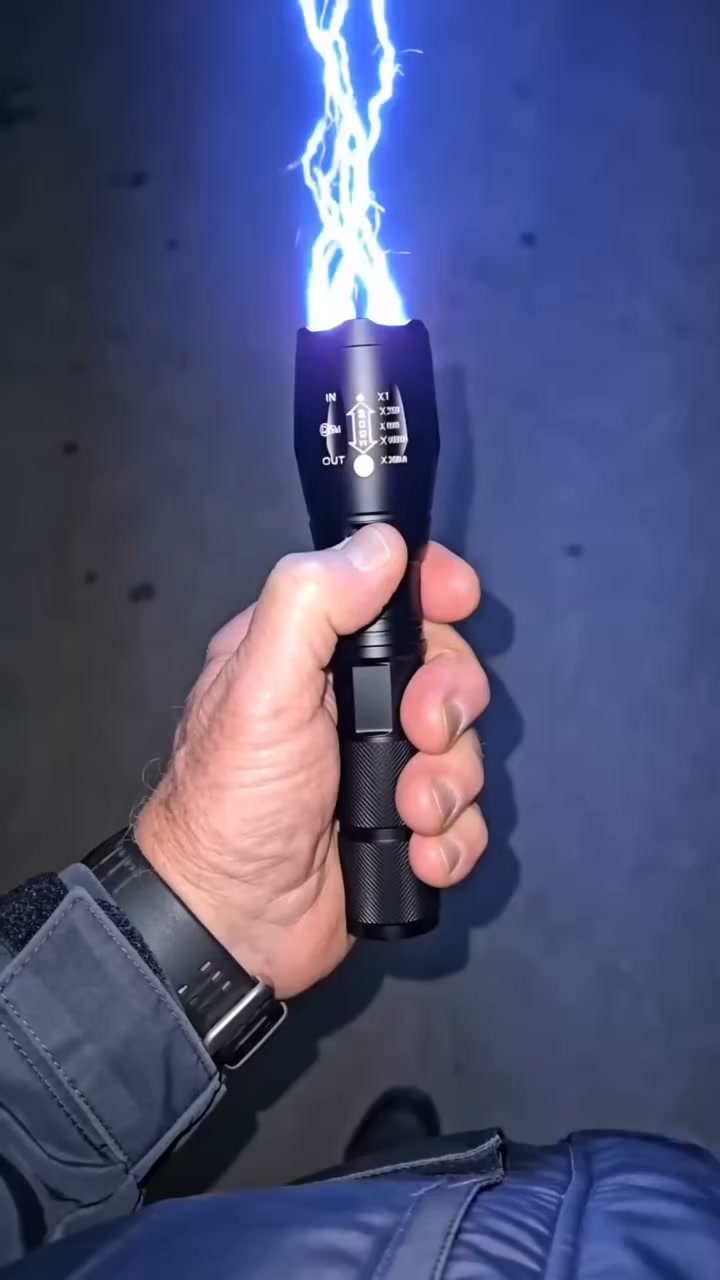 Militarqualitat Zoom Taschenlampe - 1500 MeterReichweite, IP68 wasserdicht, SOS Notfallmodus