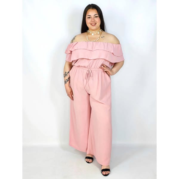 Kombinezon plus size –elegancki kombinezon z odkrytymi ramionami i szerokimi nogawkami