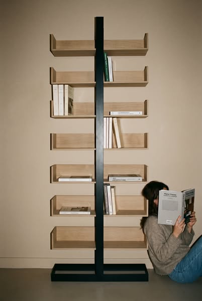 Biblithèque Séverin 1 - un écrin pour vos livres. Chêne et acier noir mat. Design parisien, fabrication artisanale. Une valeur sure, dans le