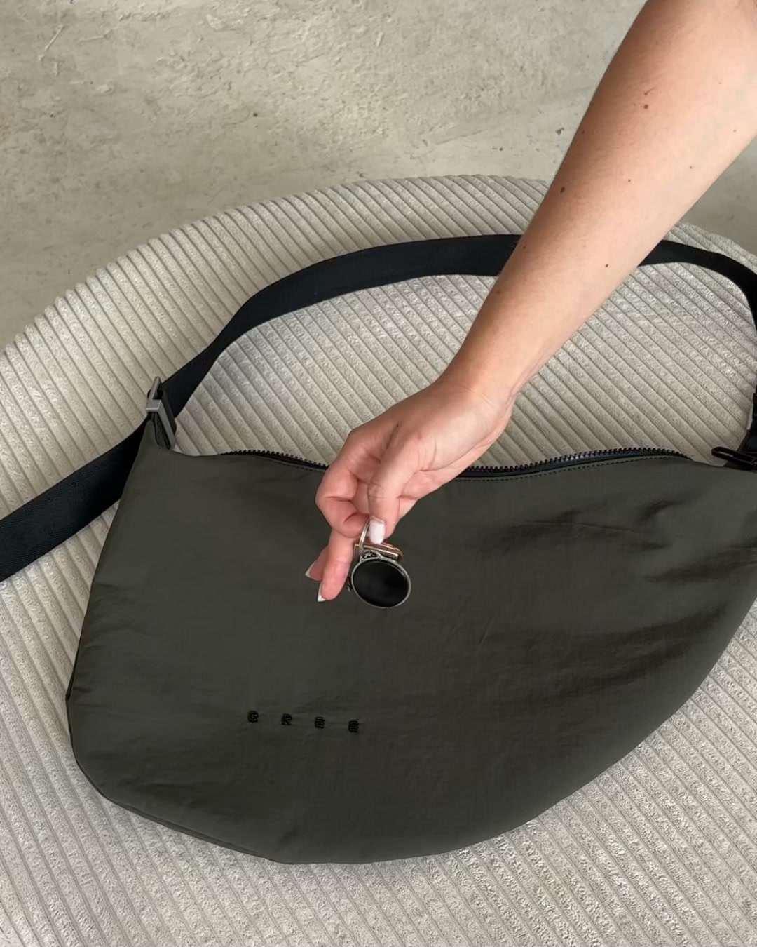 186 g Fischernetze. Eine Tasche.