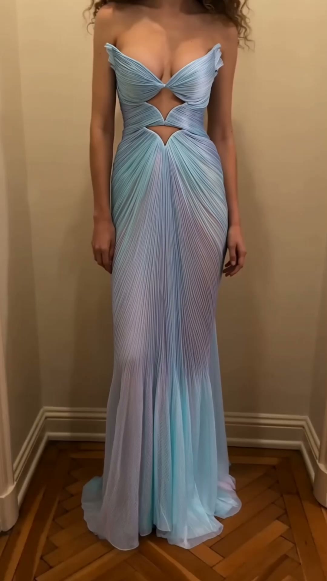 NEW10 | Pleated cloud gown, turn every head