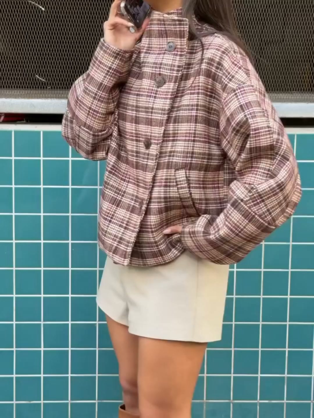 Die karierte Jacke, die modernen Stil und lässigen Layering-Komfort vereint.