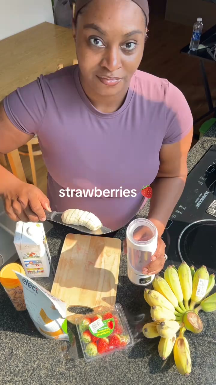Portable, rechargeable mini blender