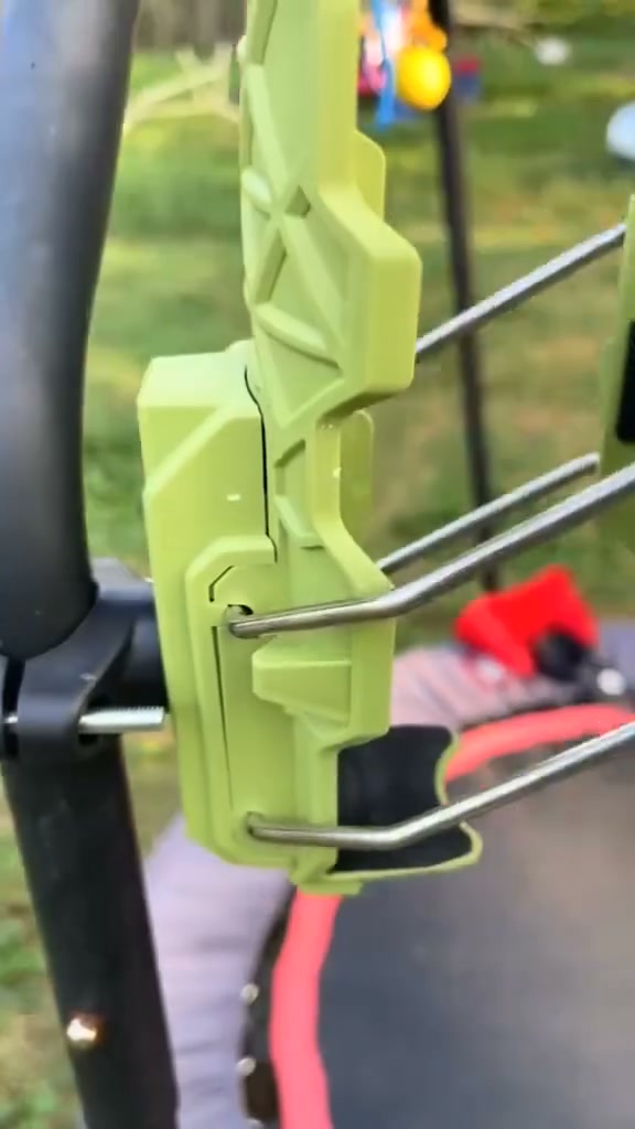 Self-adjusting Cup Holder