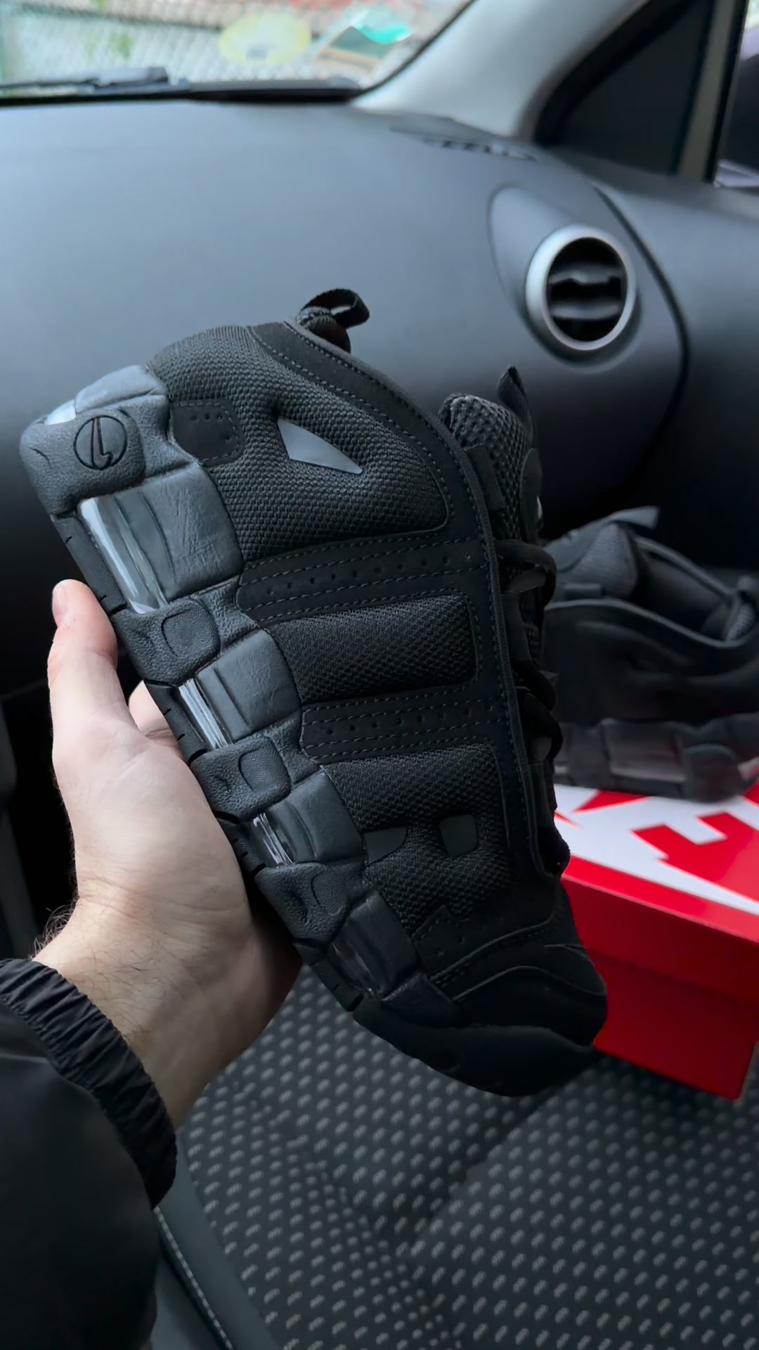 Iconic Air More Uptempo + 3 Free Socks