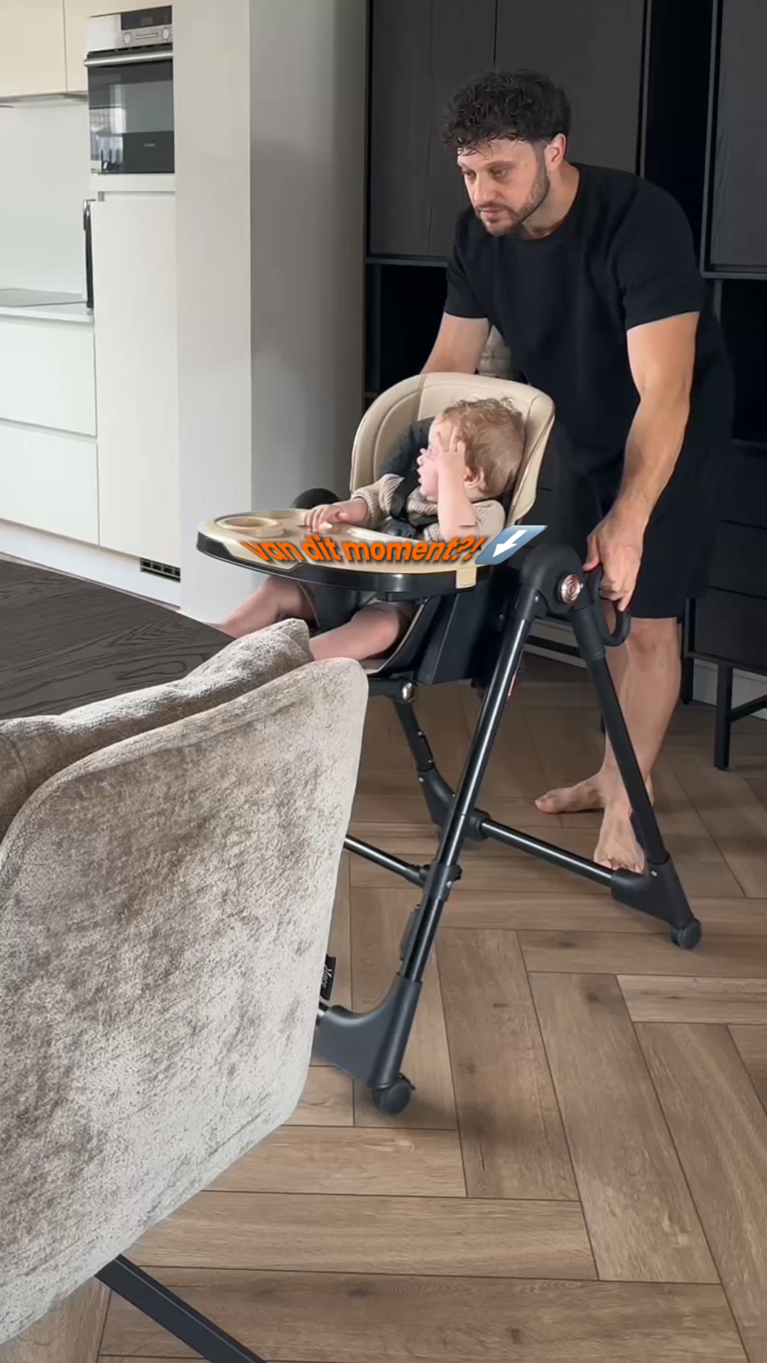 Schommelen. Slapen. Spelen. De Nieuwste Kinderstoel!