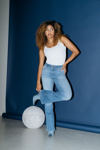 Flynn jeans Mid Blue met witte Florence top