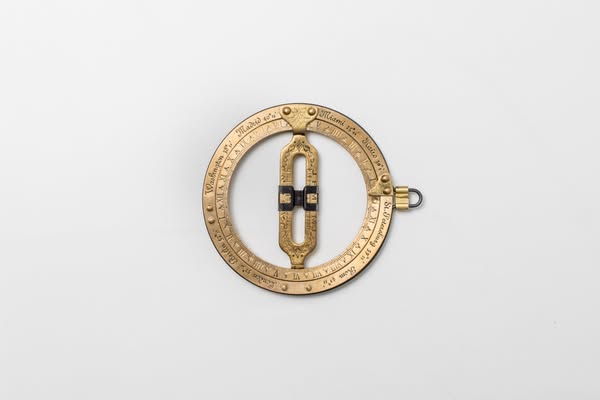 Pocket Sundial Tells True Time With Surprising Accuracy Using Just The Power Of The Sun