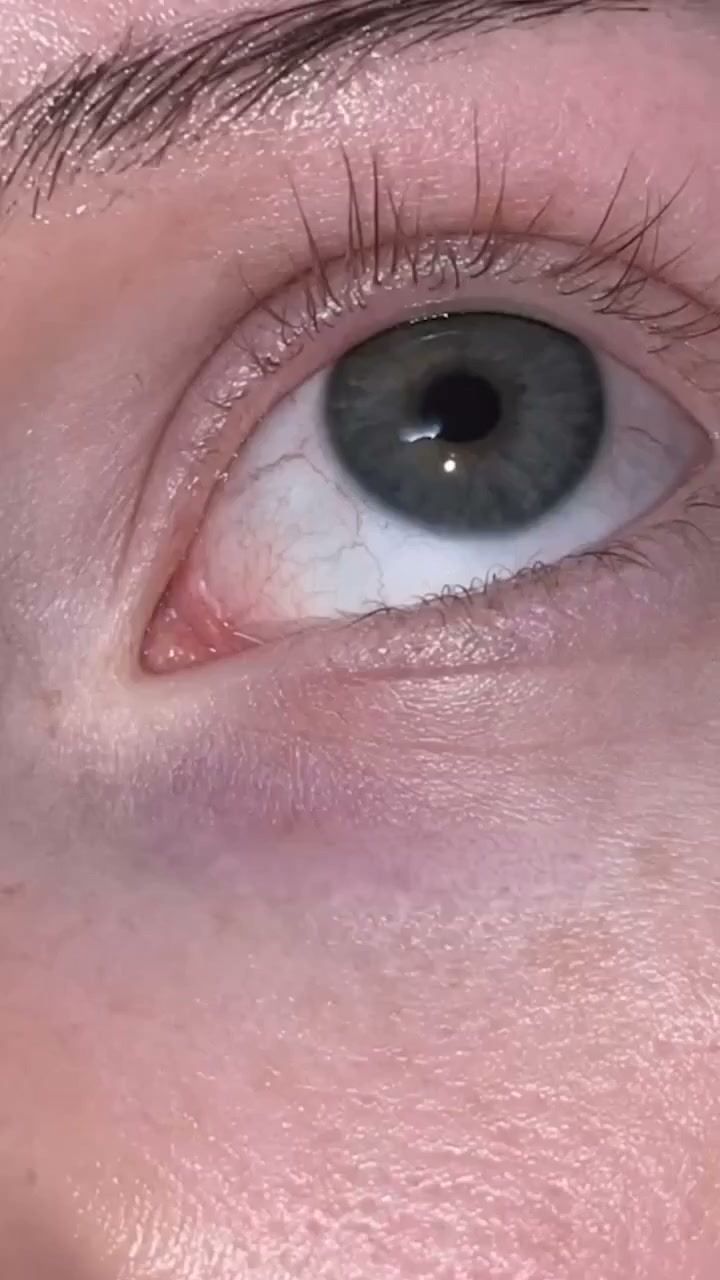 Yeux clairs : le brun était fait pour vous