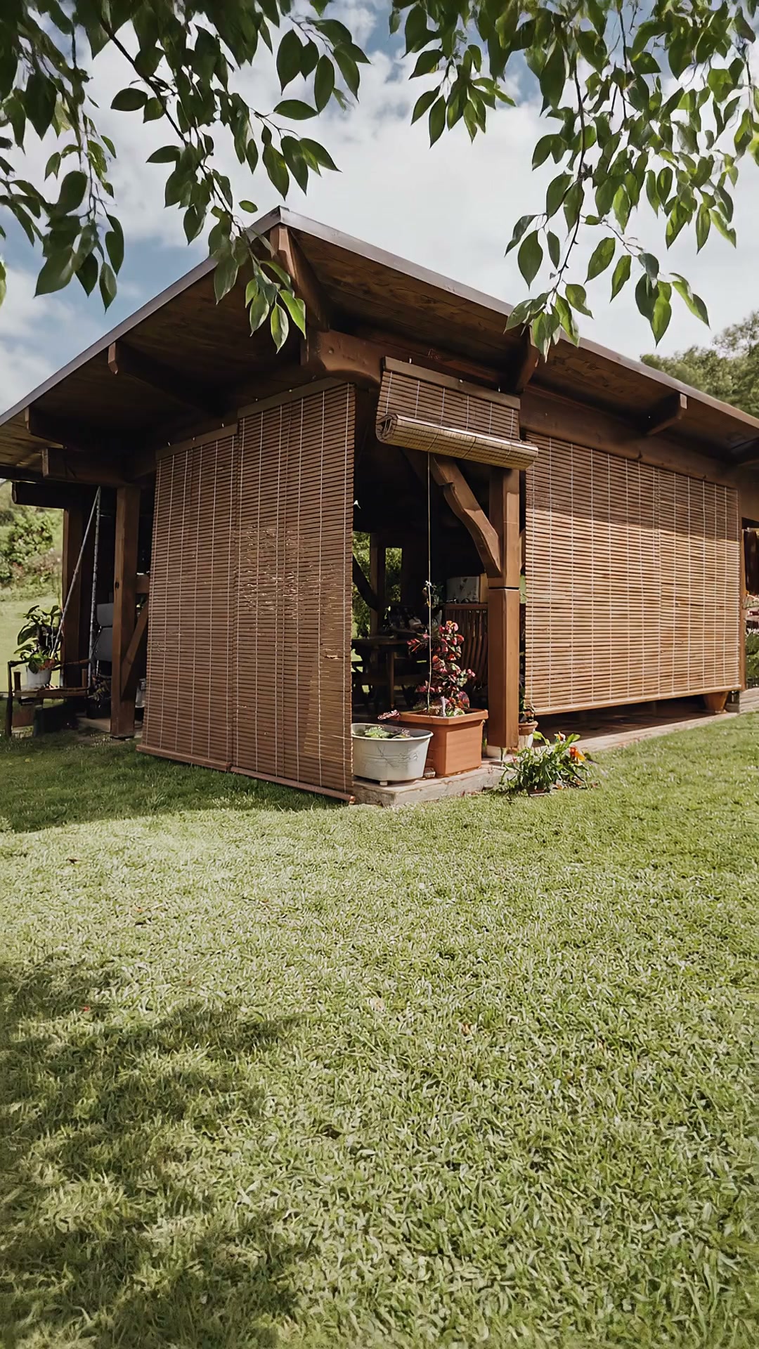 Les stores en bois créent de l’ombre dans votre pergola