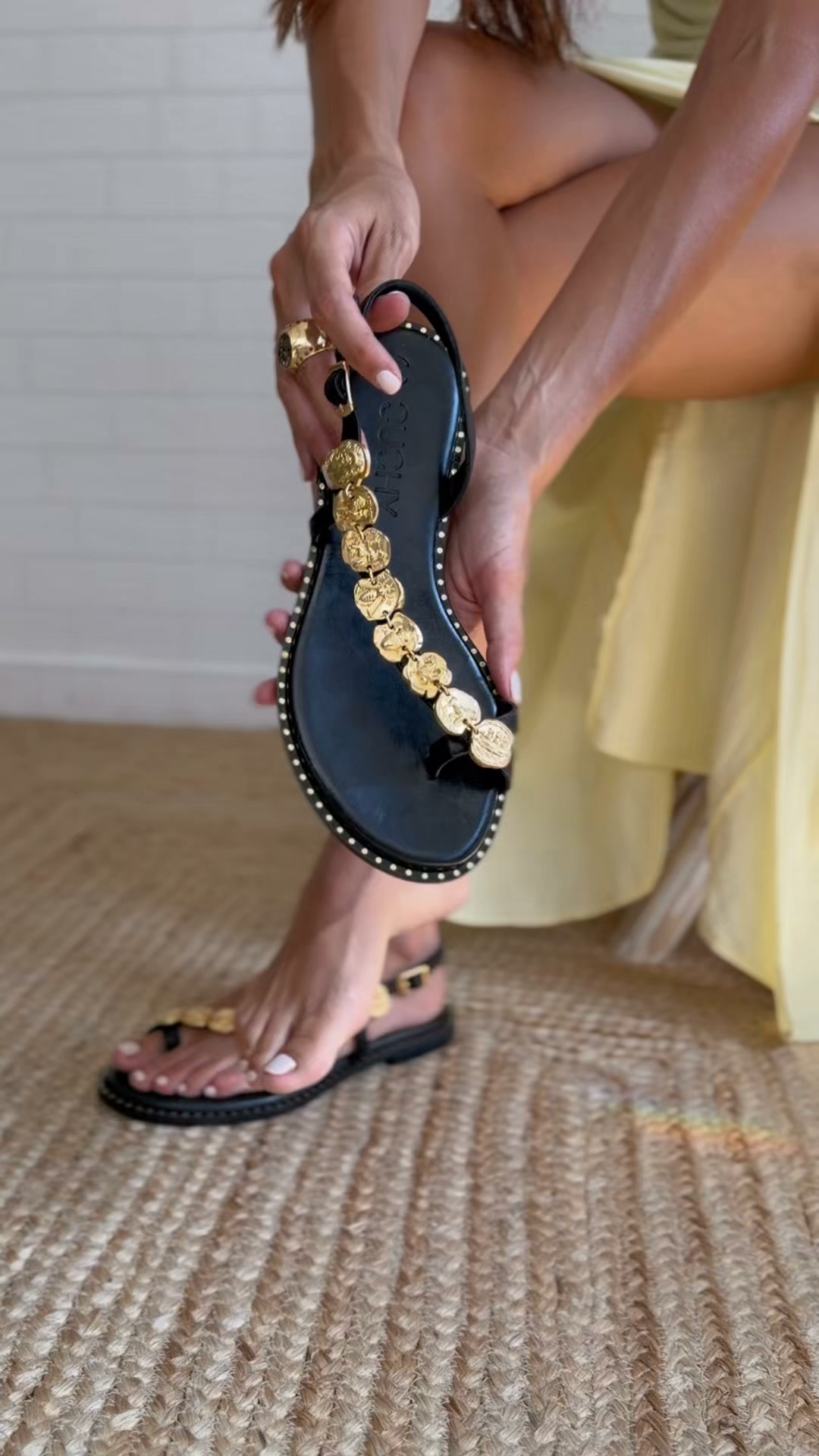 Summer sandals finished like jewelry.