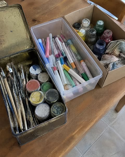 Paper, rocks, wood, glass: the same marker