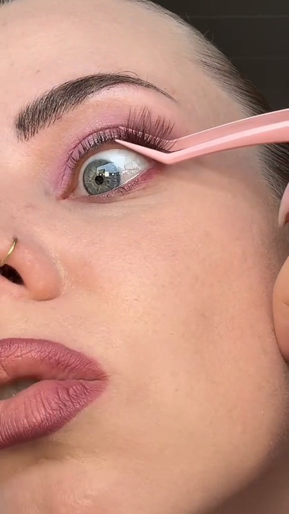 MERIEDA BRAUN Wimpernbüschel