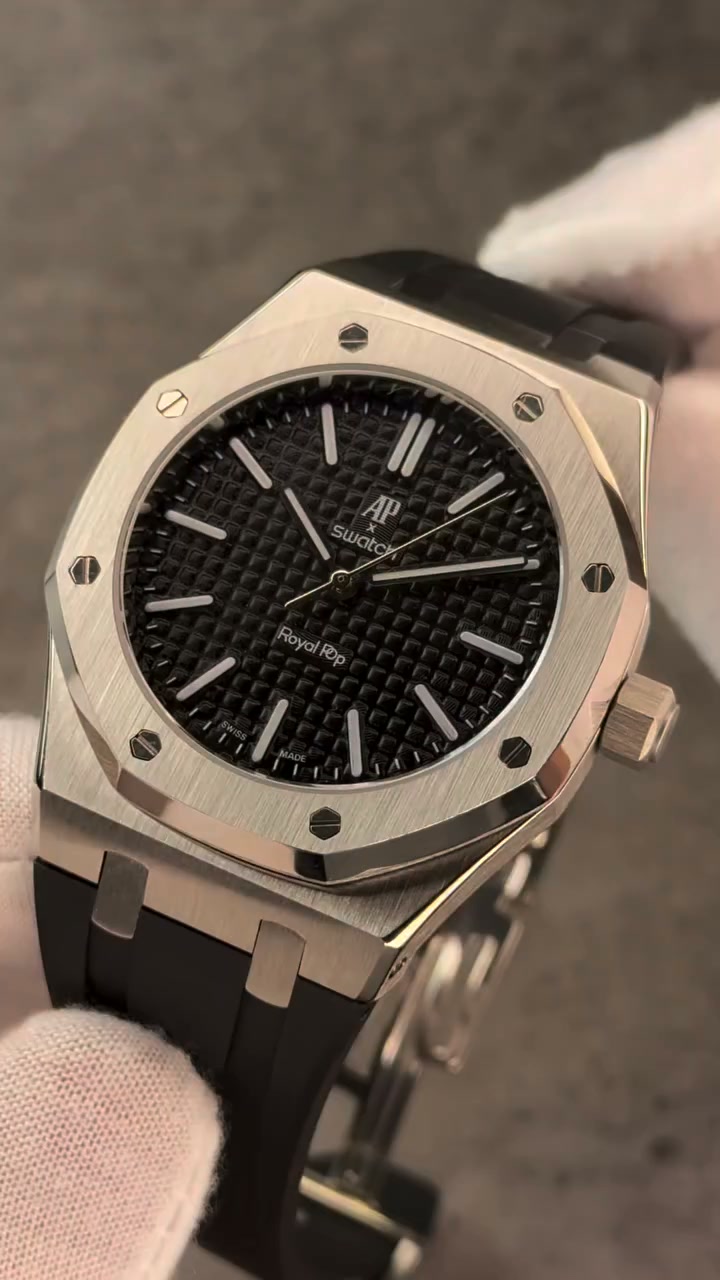 ONE WATCH. MULTIPLE STYLES.
