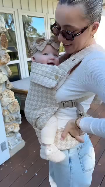 Baby tæt. Hænderne fri