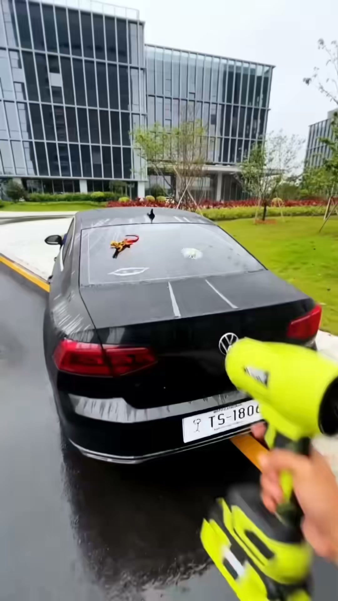 ¿Sigues barriendo hojas y polvo a mano?