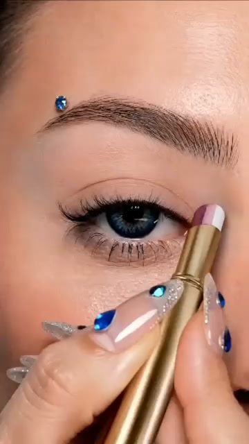 One Pen. Multiple Eye Looks.