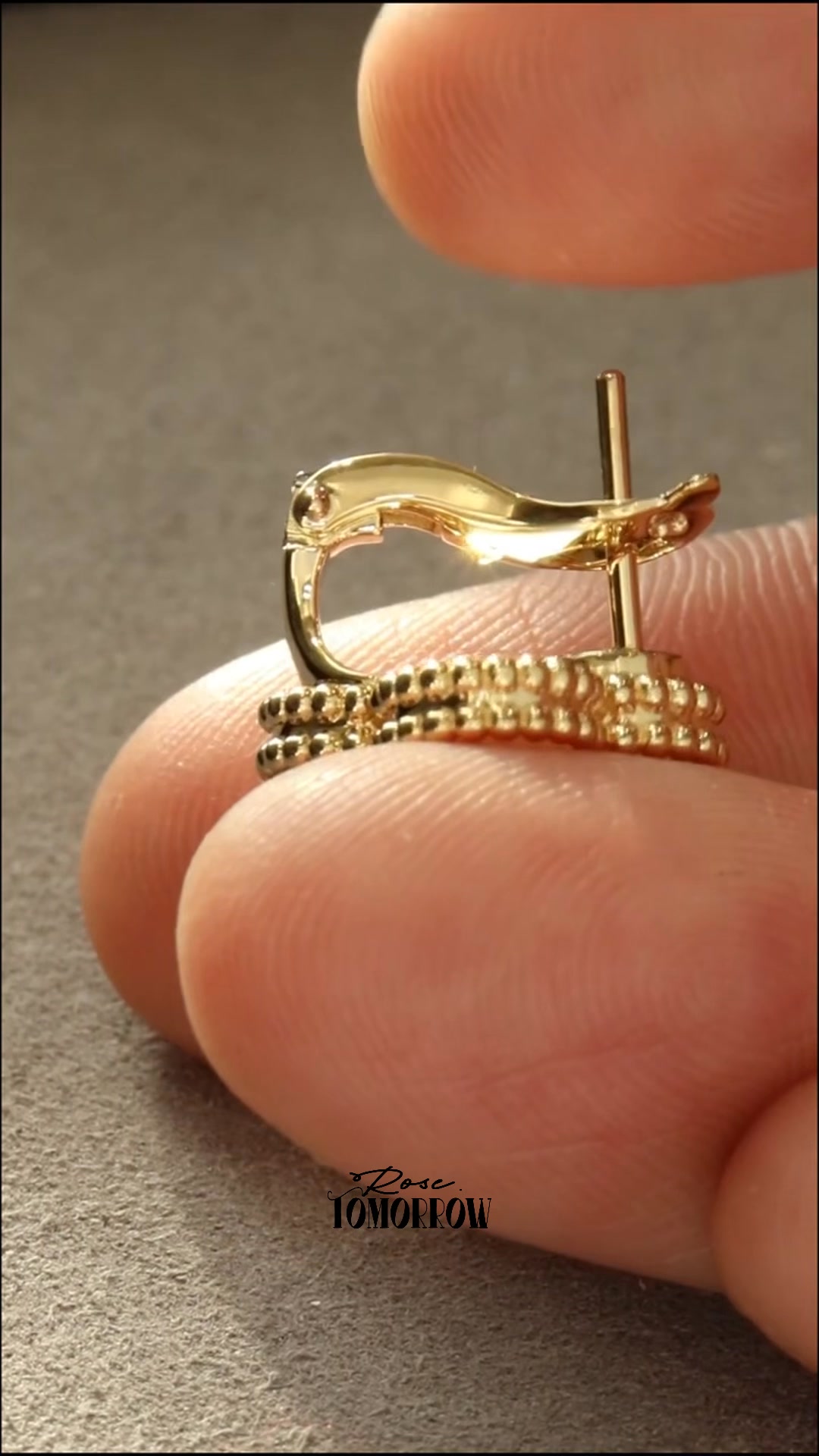 Open the moving jewelry box