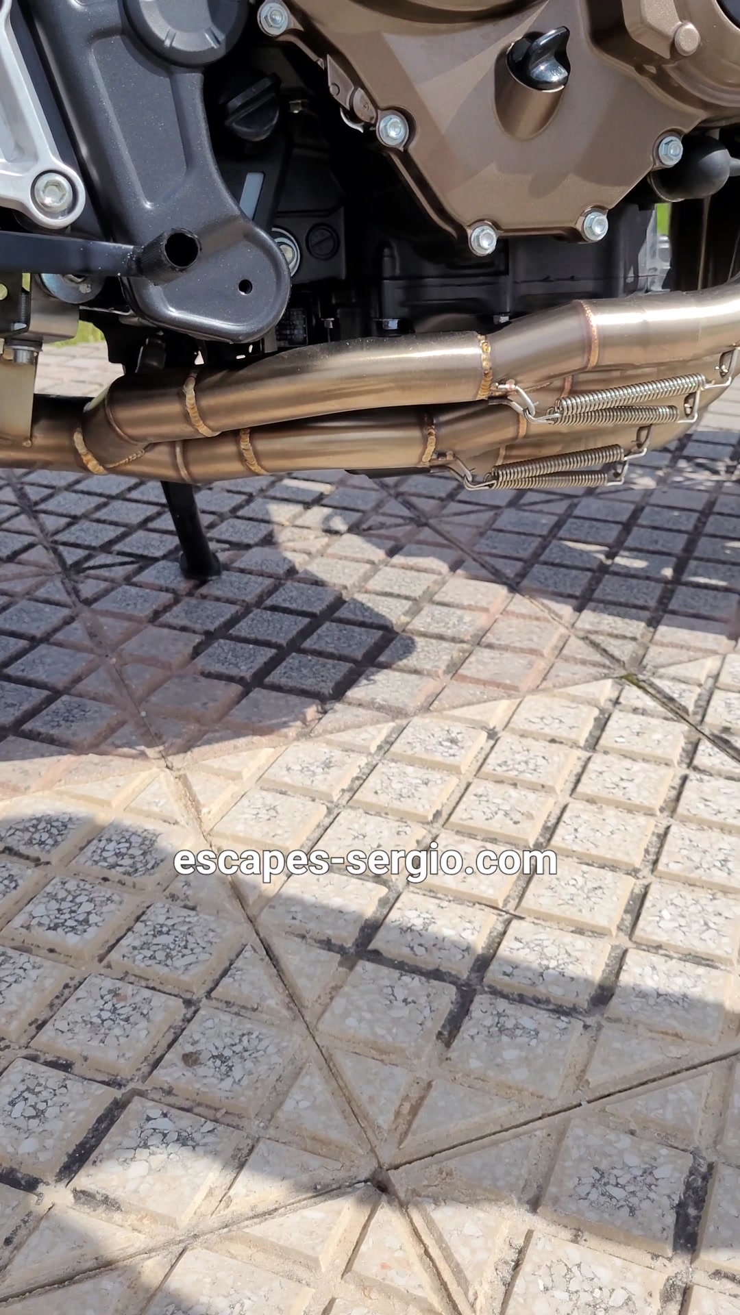Mejora el sonido de tu CB650R por 295€. Escapes en acero inoxidable con garantía de 3 años y envío incluido. ¡Descubre el tuyo hoy!