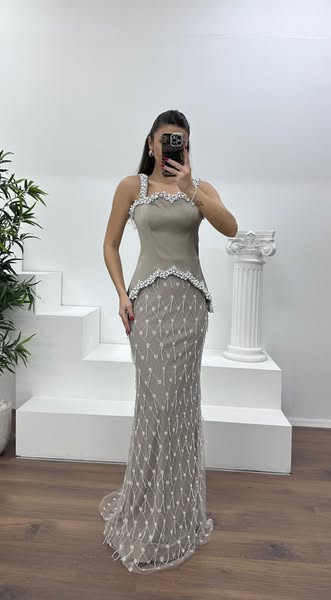 Robe de soirée longue à encolure carrée ornée de perles et de pierres €266.75
