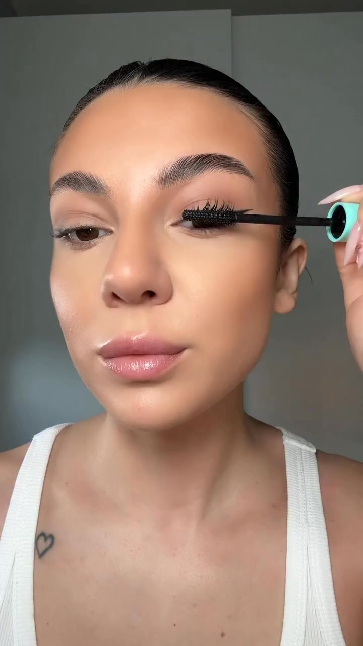 Ένα mascara. Dramatic αποτέλεσμα