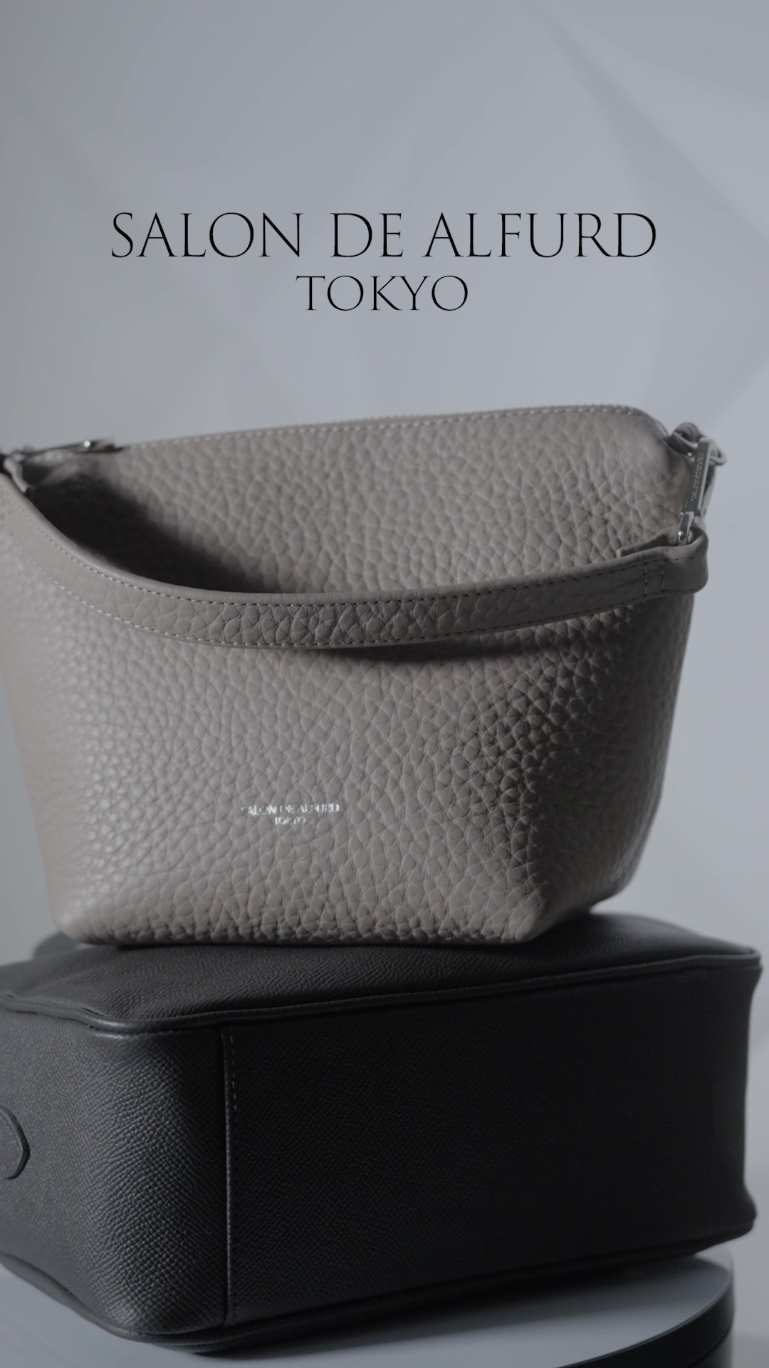 From travel to everyday life,the refined beauty ofItalian leather shines through in this 2-way bag.