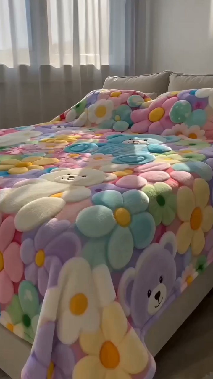 Plüschdecke mit Teddybär- und Blumenmuster