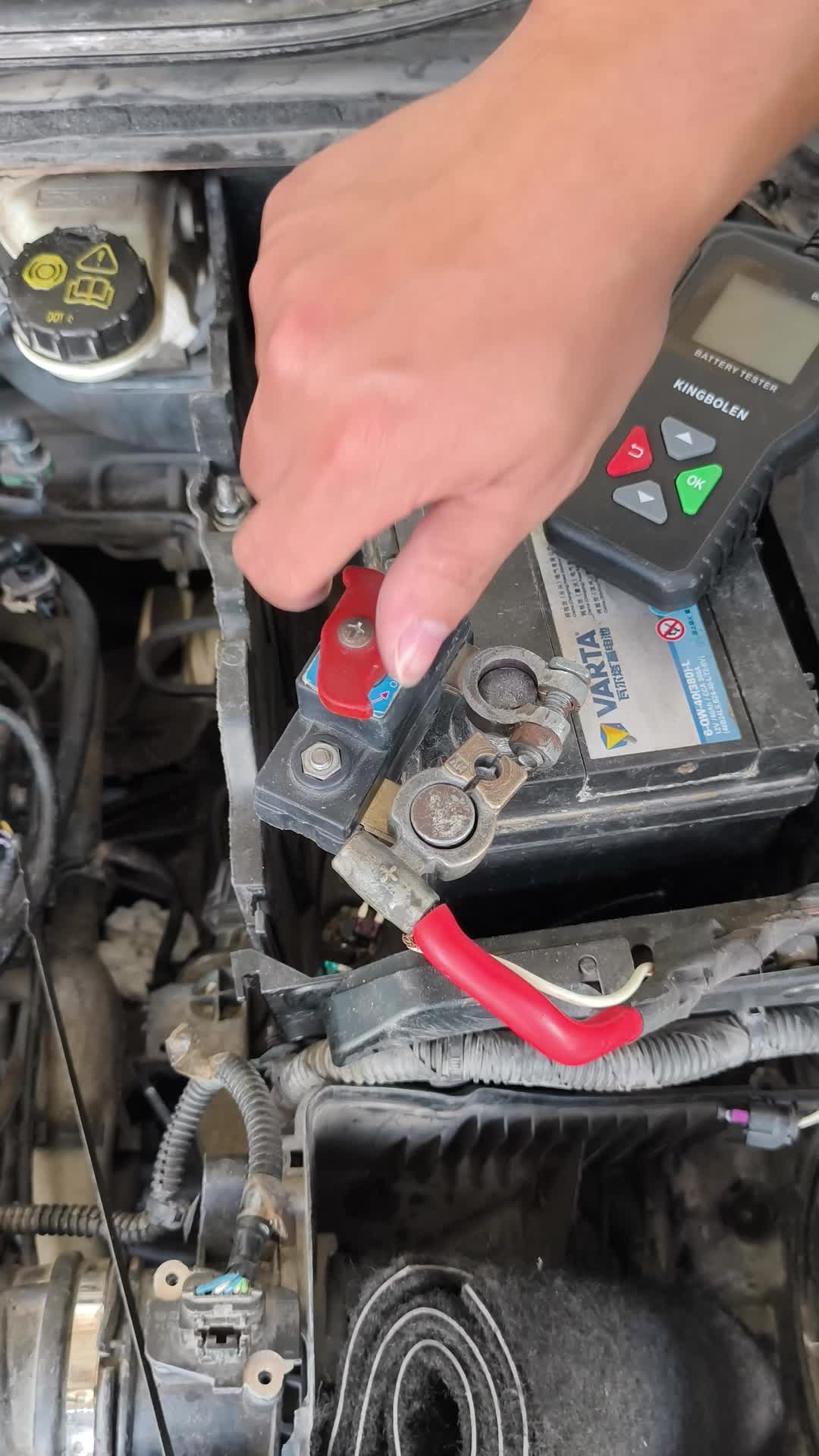 Auto länger abstellen? Batterie einfach trennen.