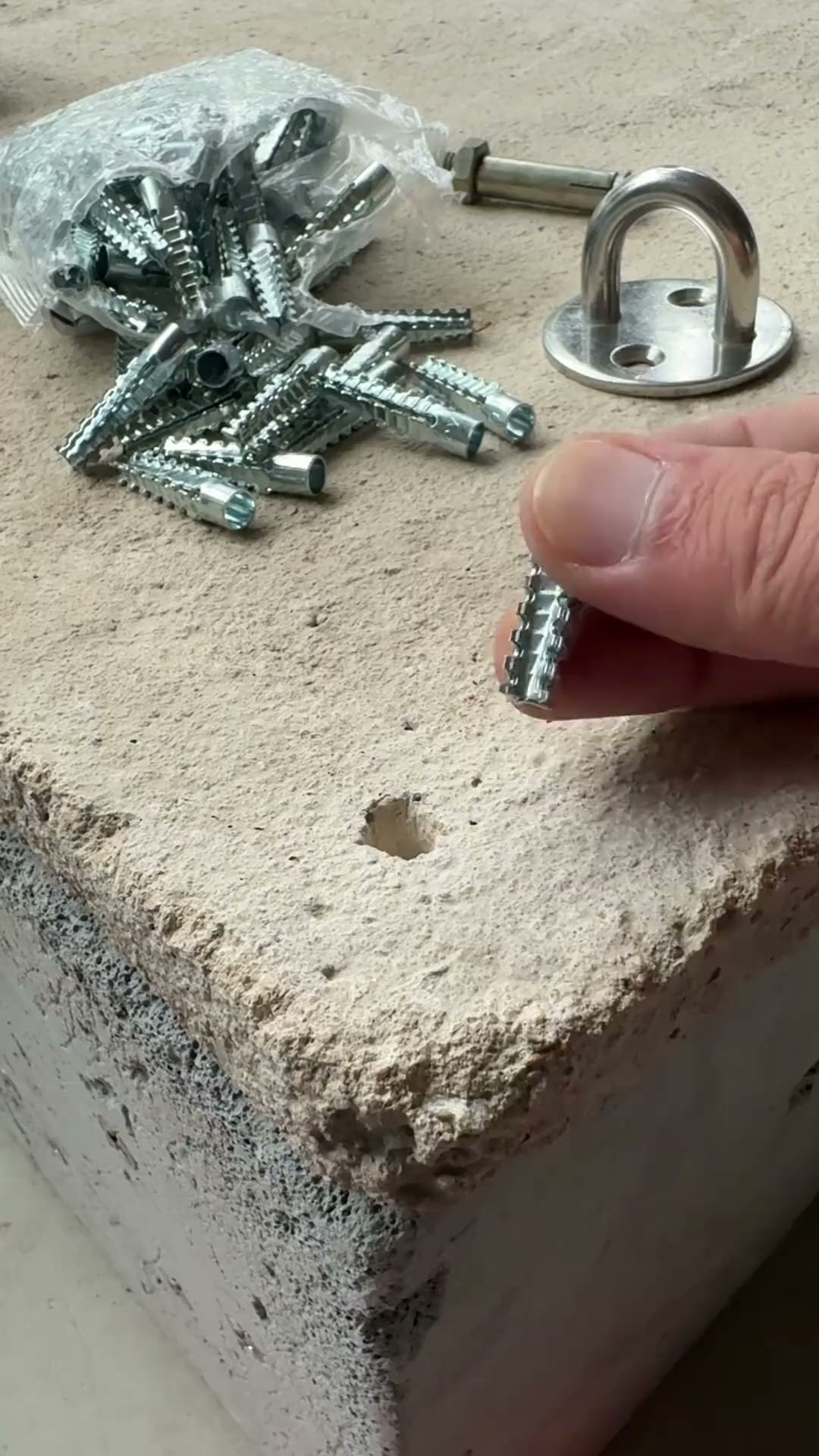 Die Wand ist hohl, das Objekt ist schwer. Mit dem falschen Dübel fällt alles irgendwann runter.