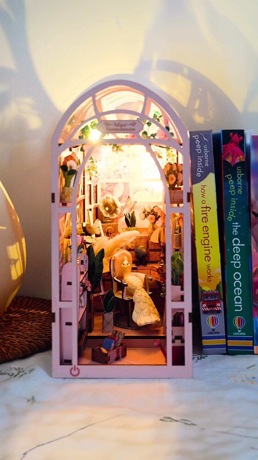 Anúncio de DIY Book Nook Kit