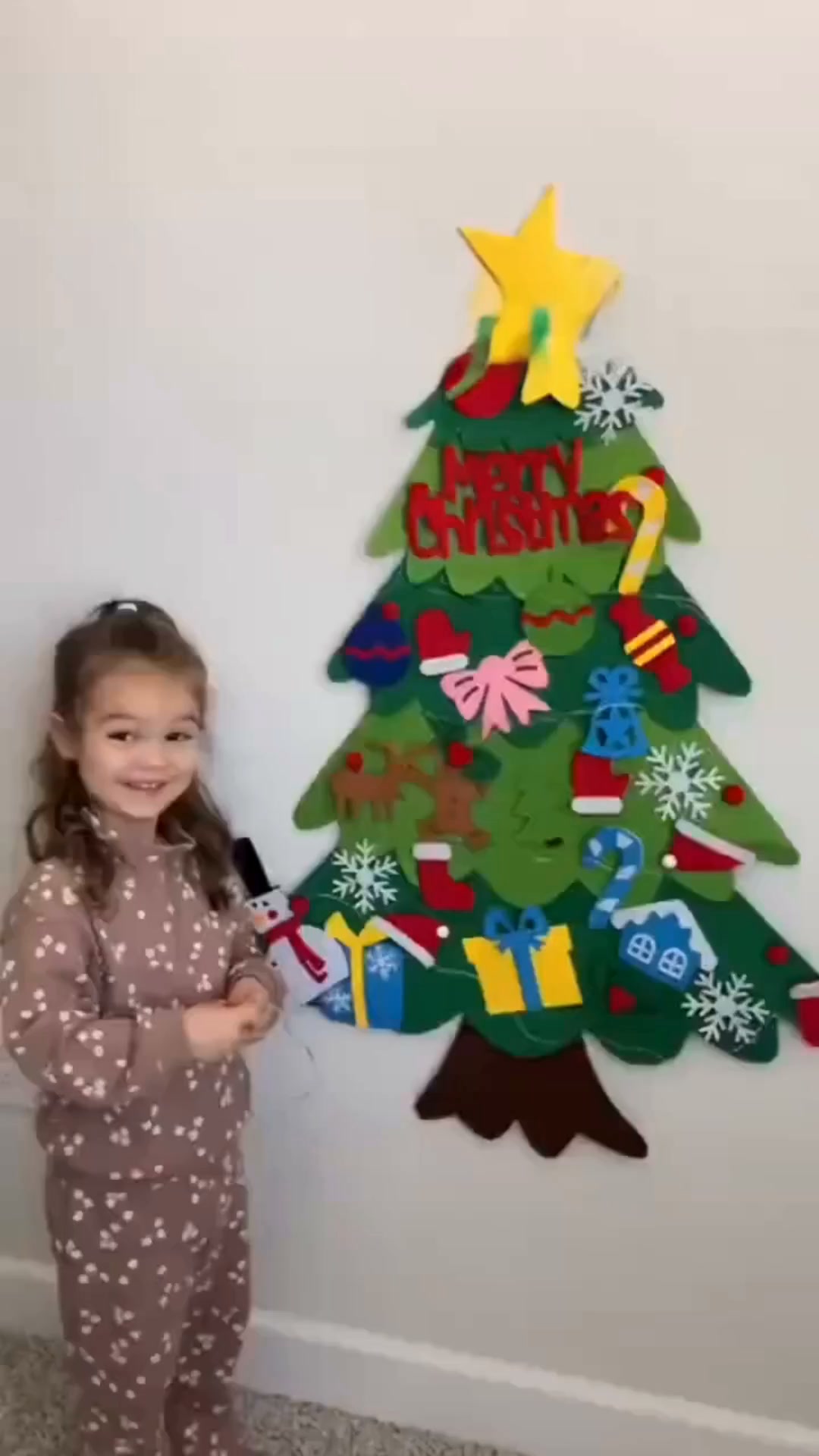 Een kerstboom waar je kinderen aan mogen zitten.