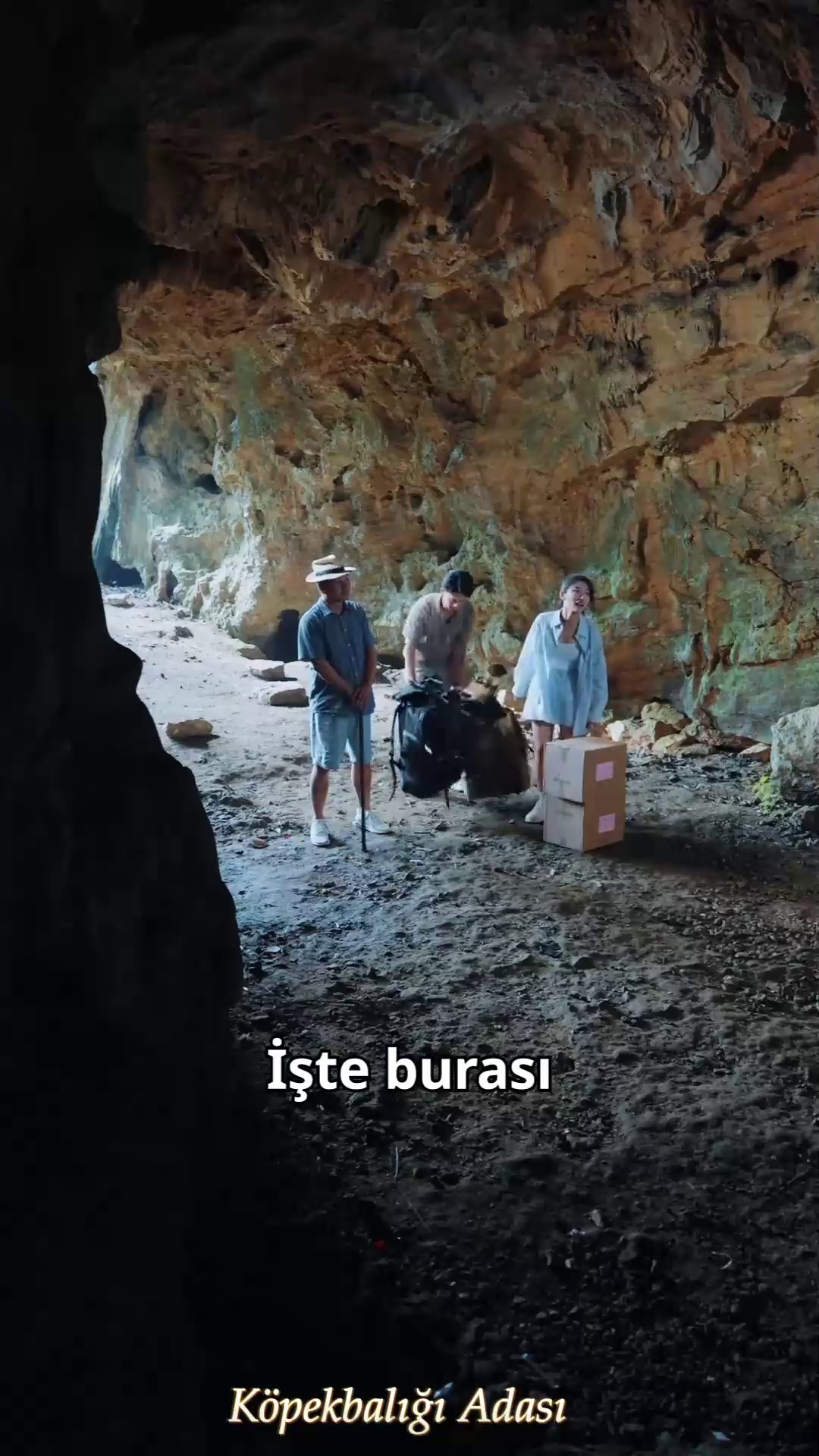 (Dublajlı) Köpekbalığı Adası