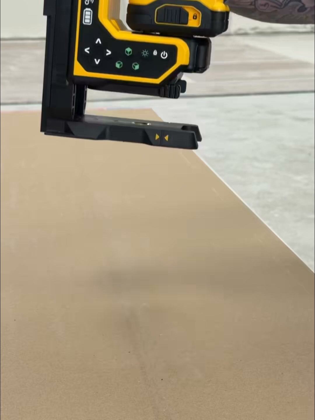 DEWALT DCLE34035D1 18V XR® 3×360° | Nivelação Remota de Alta Precisão