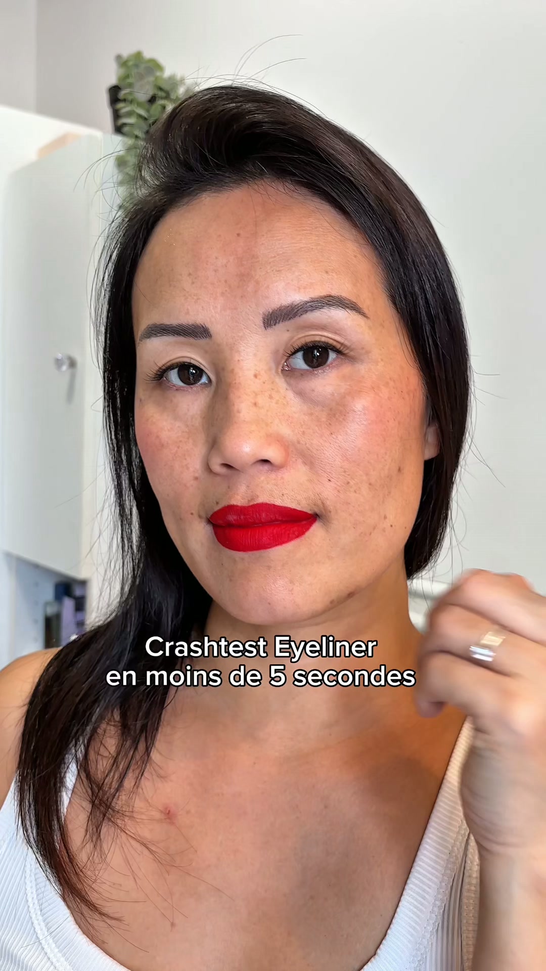 Ton eyeliner en 10 secondes. Sans trembler.