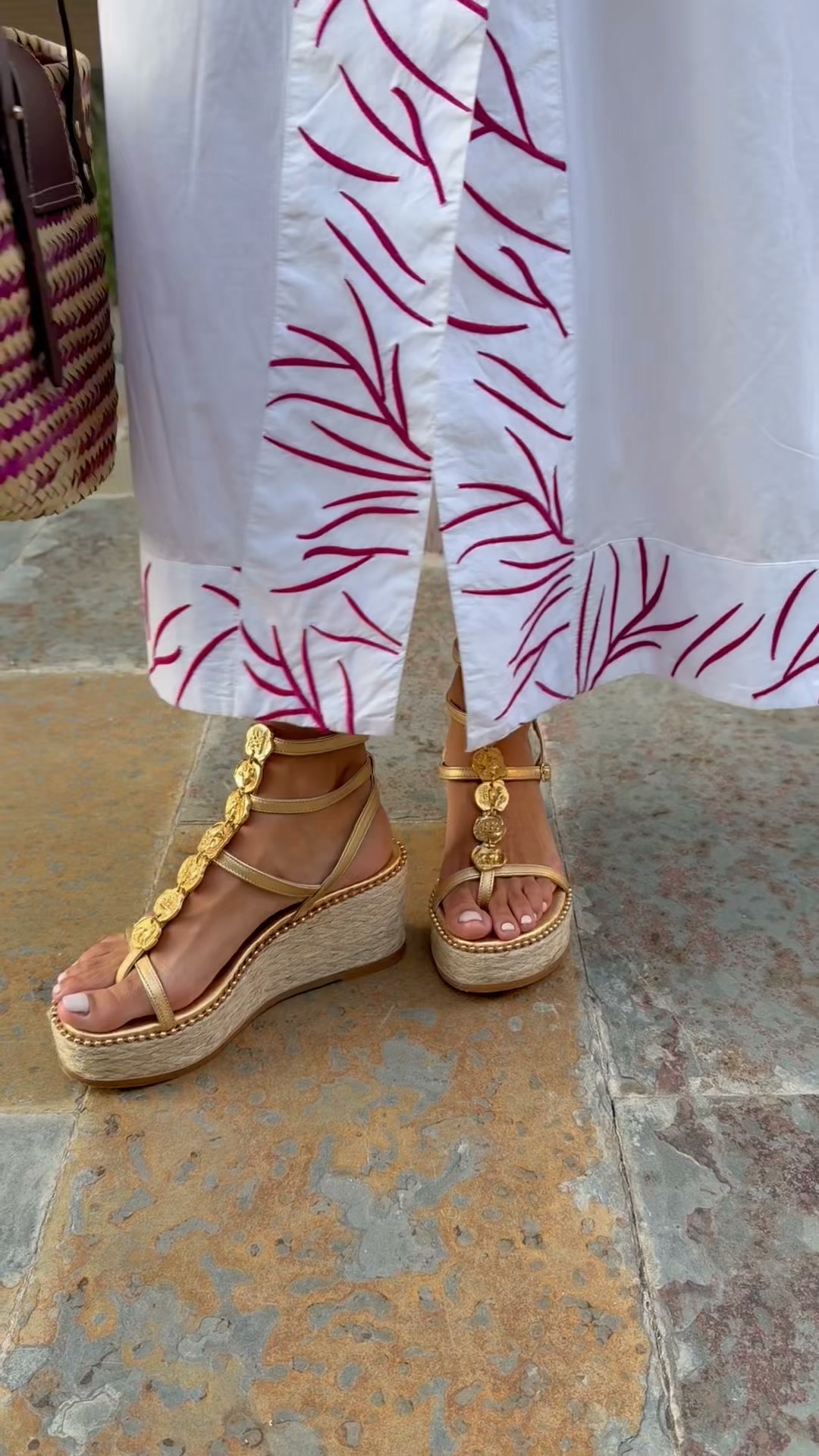 Summer sandals finished like jewelry.