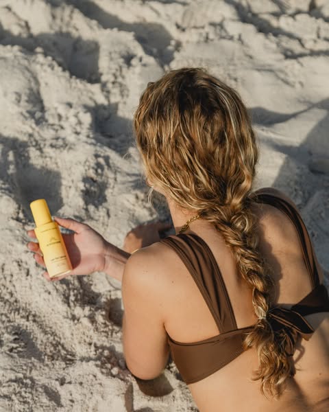 Effortlessly lighten your hair from home