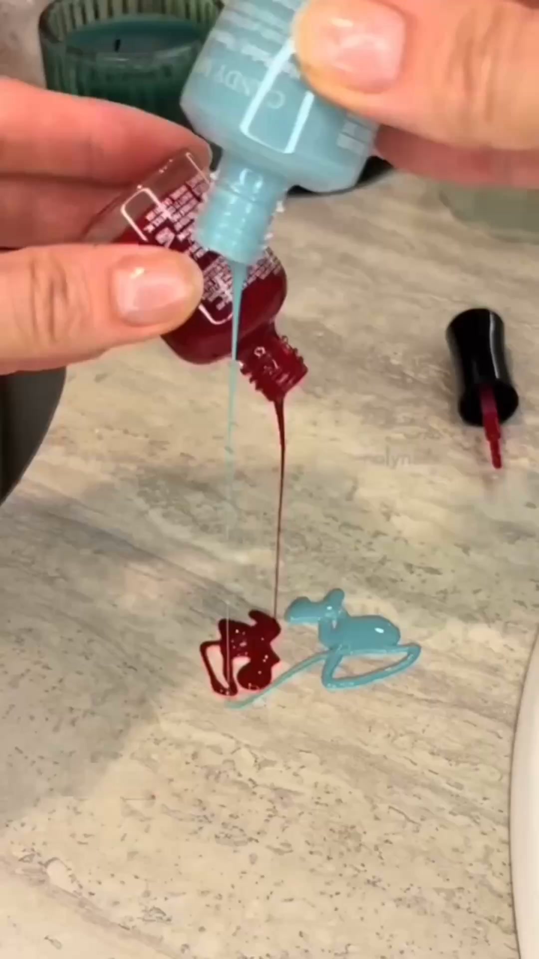 Passe au stylo vernis à ongles.