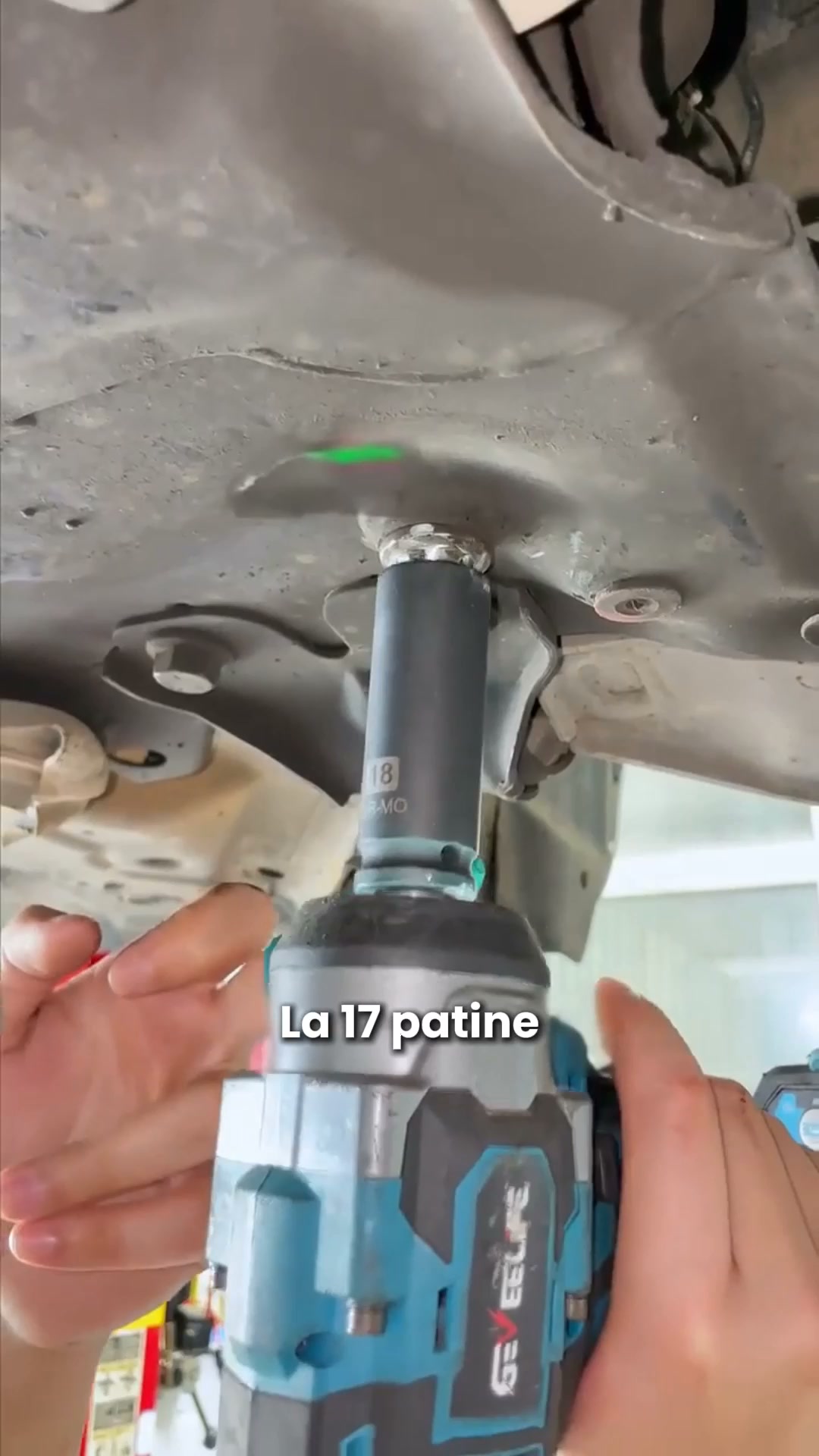 Elle attrape la tête. Pas les coins.