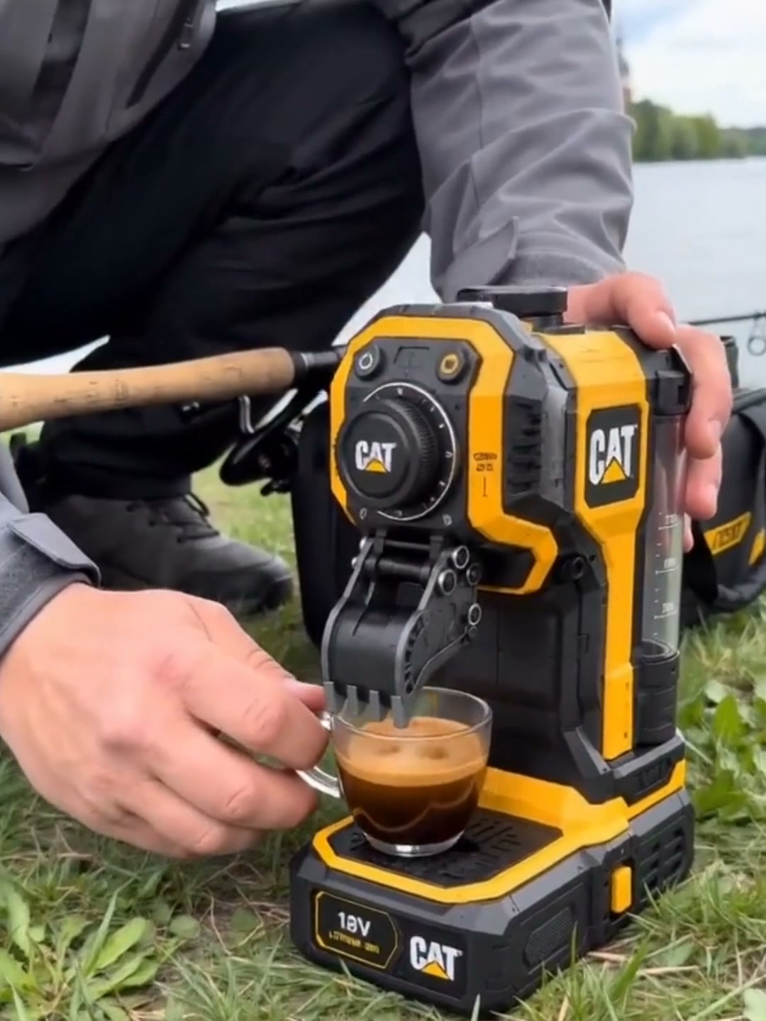Promoção de outono: Máquina de café portátil de 18 V com 50 % de desconto