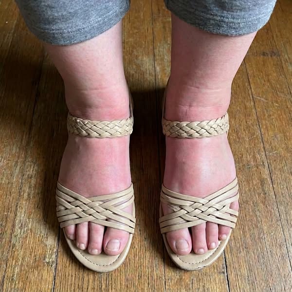 Leggi qui se tieni le gambe sollevate sul divano ogni sera.