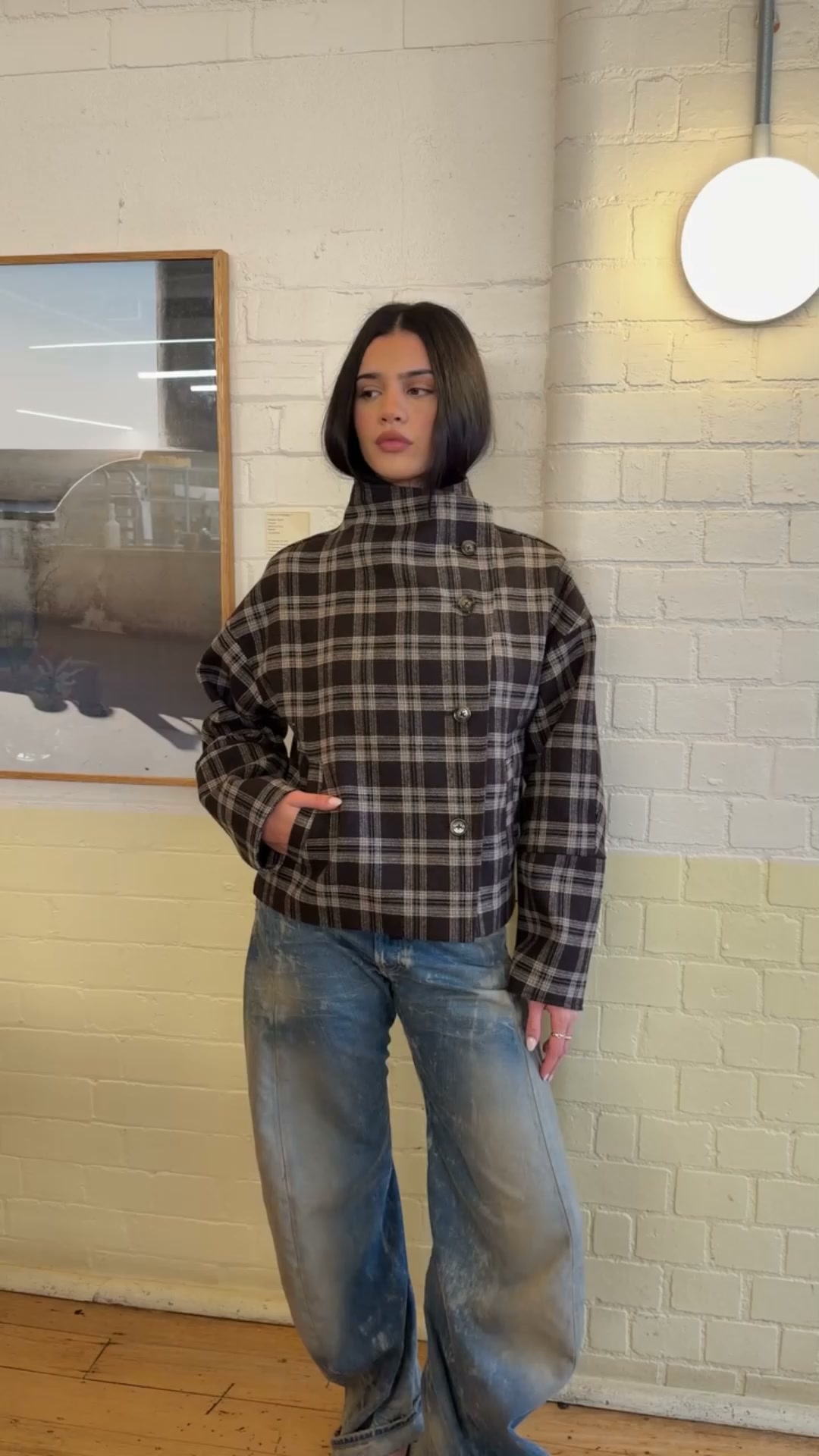 Die karierte Jacke, die modernen Stil und lässigen Layering-Komfort vereint.